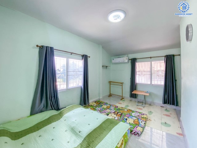 ทาวน์เฮ้าส์มือสองย่านนนทบุรี ม. นวรัตน์ บางกรวย-ไทรน้อย หลังมุม! เนื้อที่ 36.6 ตร.ว. ฟังก์ชัน 2 ห้องนอน 2 ห้องน้ำ บ้านสวยพร้อมอยู่ เป็นส่วนตัว พร้อมต่อเติมหลังคาหน้าบ้าน บนทำเลดี เชื่อมต่อถ.กาญจนาภิเษก ใกล้รถไฟฟ้าสายสีม่วง "สถานีตลาดบางใหญ่" และทางด่วน "กาญจนาภิเษก"